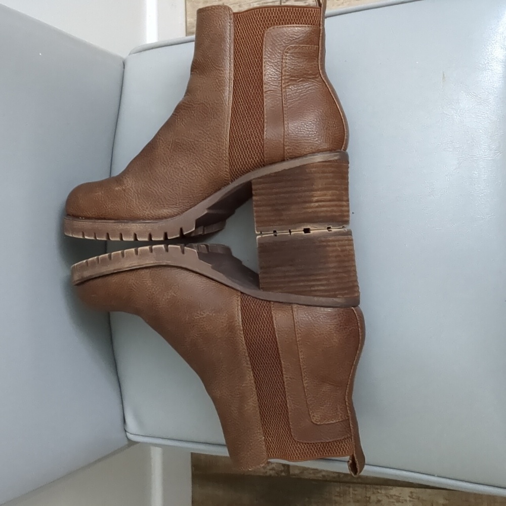 Mia Women's Ribbed Chelsea Boot - Picture 4 of 9